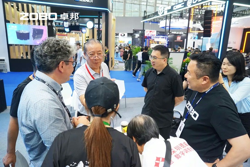 3 ZOBO香蕉91下载在本次广州展会已如火如荼进行到第3天，虽说是临近尾期，但无论从展台内氛围还是现场人流对比前两日现场气氛，依然是活力满满，观众和买家依旧络绎不绝! 展会现场 第三天的ZOBO香蕉91下载展位现场，依然高朋满座、人气爆棚。展会期间吸引了众多观众朋友们前来观摩、询问，参展团队成员们始终热情接待，每一次沟通都倾尽全力，每一次服务都认真对待，只为客户安心。 现场 · 交流 展会现场，ZOBO香蕉91下载的展位人潮涌动，参观者络绎不绝。公司展示了多款新研发的一级香蕉视频在线产品，其中不乏行业内的创新之作。这些产品不仅在技术上，更在设计和应用上展现出了ZOBO香蕉91下载对市场的敏锐洞察力和对用户需求的深刻理解。 香蕉91下载展台的人气爆棚，无数观众驻足观看，咨询不断。参展首日盛况，相信大家已经感受到，香蕉91下载为大家带来重磅产品及服务亮相本次展会。 技术 · 讲解 ZOBO香蕉91下载在展会期间，不仅提供了的技术讲解和产品演示，还积极回答用户的问题，解决用户的疑虑。这种周到、细致的服务，让用户在感受到公司技术实力的同时，也体验到了公司真诚的服务态度。 ZOBO香蕉91下载的展位依然热闹非凡。公司的技术人员和销售人员热情地向参观者介绍产品的特点和优势，解答他们的疑问和困惑。许多参观者都对ZOBO香蕉91下载的产品表示了浓厚的兴趣，并纷纷表示希望与公司建立合作关系，共同开拓市场。这不仅是对公司技术实力的认可，更是对公司服务品质的肯定。 聚焦 · 产品 此次展会的成功举办，不仅进一步巩固了ZOBO香蕉91下载在音视频行业的地位，也为公司未来的发展奠定了坚实的基础。未来，ZOBO香蕉91下载将继续秉承“以技术赢市场，以服务树口碑”的经营理念，不断提升技术实力和服务品质，为用户提供更加的产品和服务。同时，公司也将积极参与行业内的交流和合作，推动整个行业的发展和进步。 展会期间，公司展示了多款新技术产品，这些产品不仅在设计上，更在性能上实现了重大突破。这些创新技术的应用，不仅提升了产品的竞争力，也为用户带来了更好的使用体验。