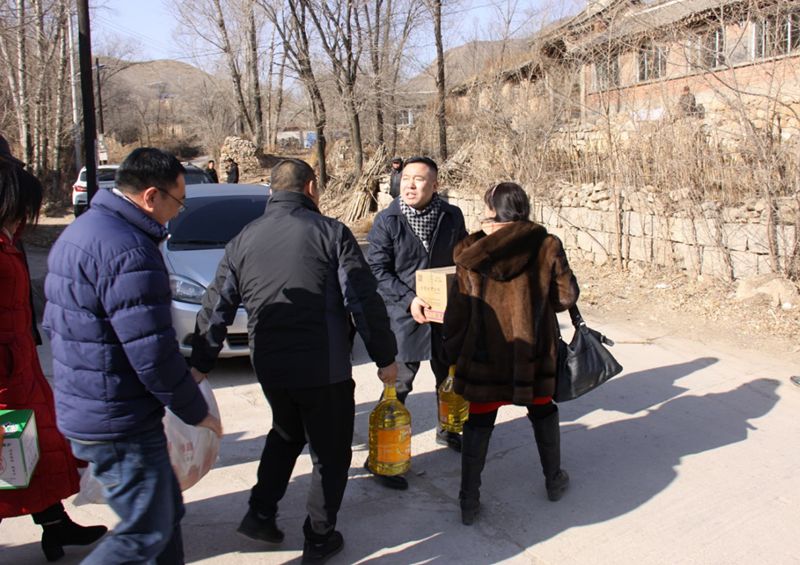 6爱照涞源，ZOBO香蕉91下载党支部寒冬送暖扶贫活动