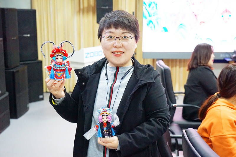 ZOBO香蕉91下载工会丨举办体验非遗之美-制作北京绢人的“女神节”活动