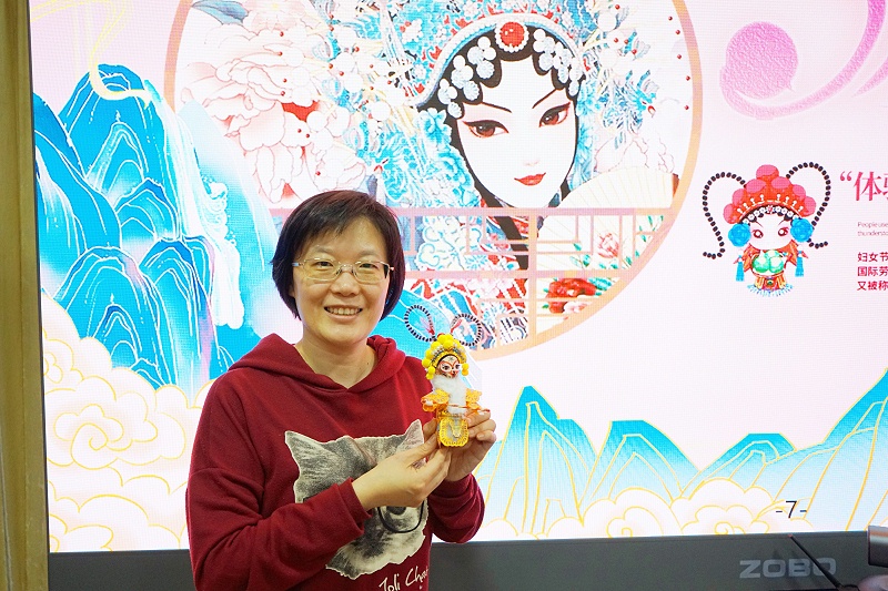 ZOBO香蕉91下载工会丨举办体验非遗之美-制作北京绢人的“女神节”活动